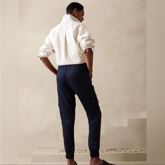 NWT! Banana Republic Navy Blue Tencel Soft Cargo Pant - Multiple Sizes💕 - Picture 4 of 5